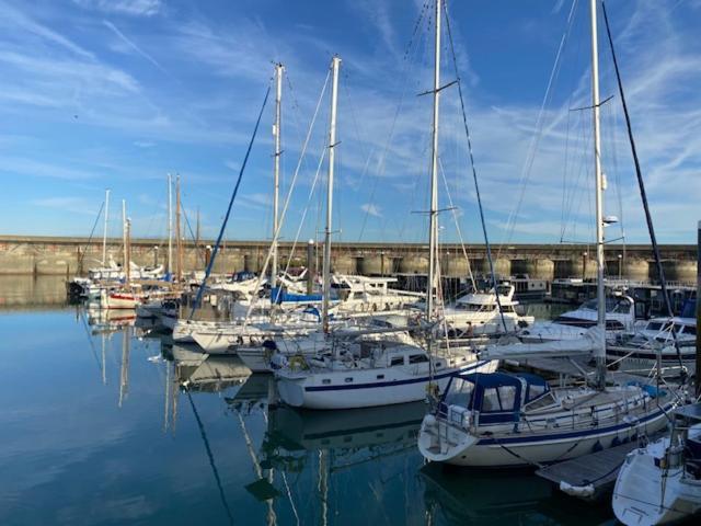 Seascape - Floating Home At Brighton Marina With Free Parking Exterior photo